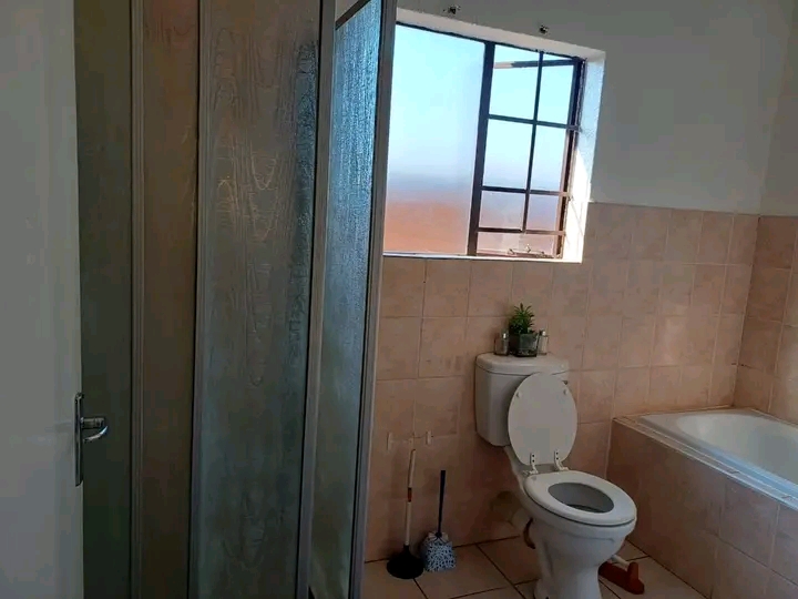 A big room available for  r3500  at halfway g  in Midrand