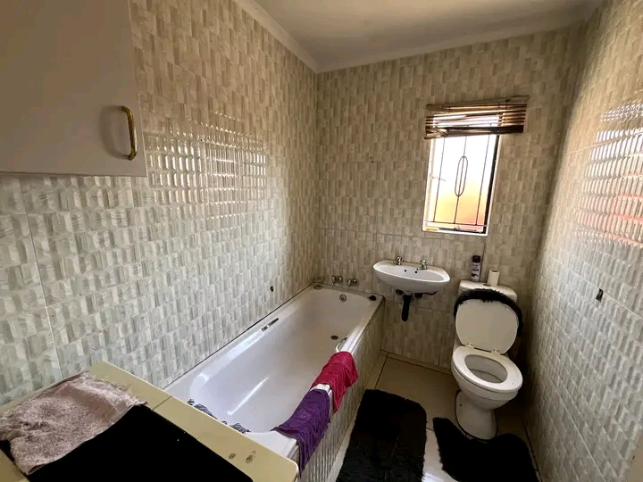 Neat & clean 3 bedroom house available immedi  in Windmill Park