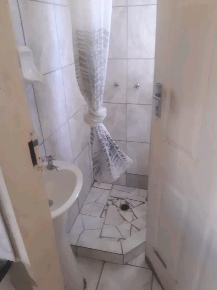 Cottage to rent, at no 76 bouquet street joha  in Rosettenville