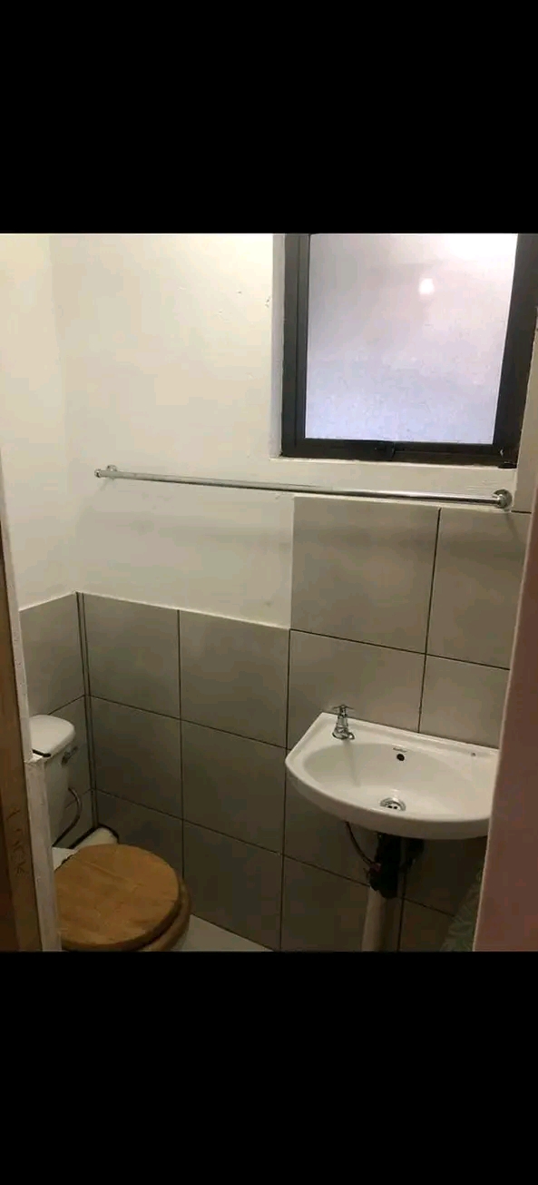 1 separate bedroom cottage with open plan kit  in Kempton Park