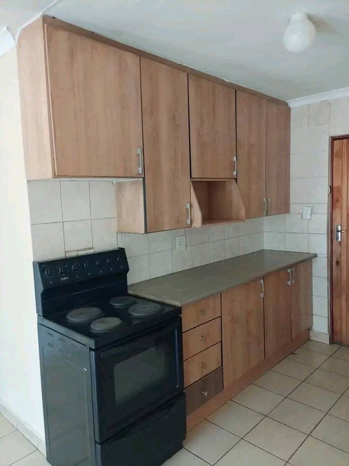 3 bedroom house  with the fitted wardrobe,fit  in Clayville