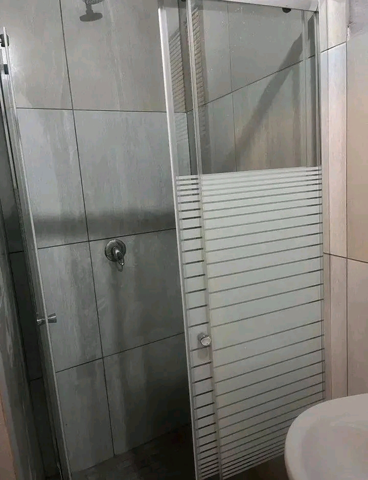Ensuit room available at (baclue) r2700
no l  in Sandton