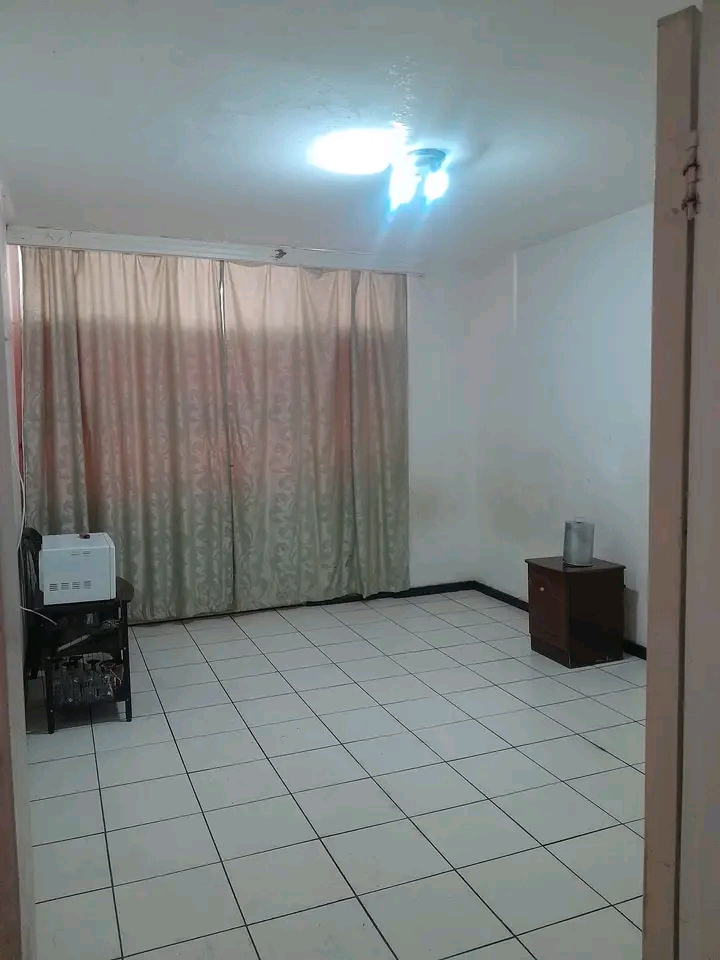 Big room with wardrobe in shared flat availab  in Kempton Park