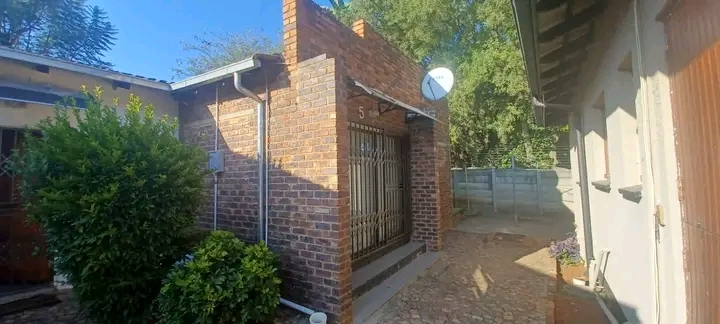 2 bedroom house in ext 3 in a boom gated area  in Birch Acres