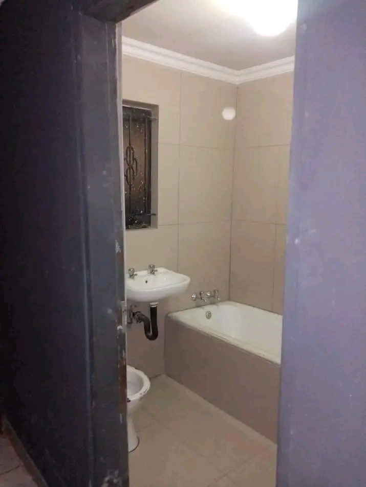 3 bedrooms house with 1 outside room availabl  in Protea Glen