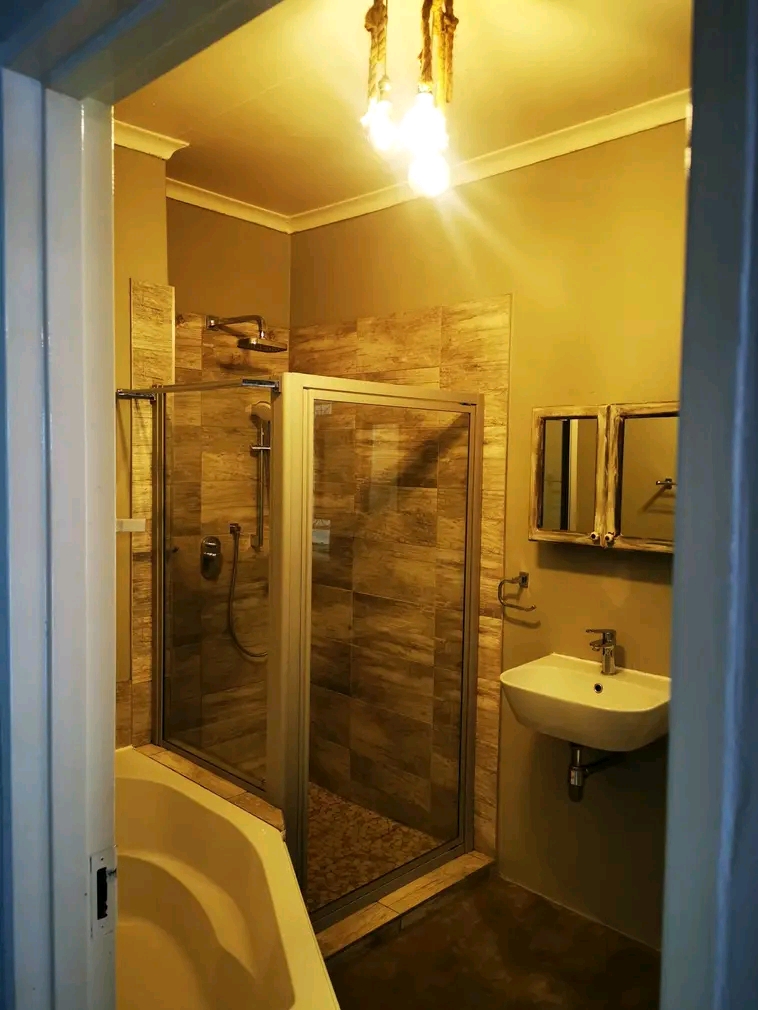 House for rent
farrarmere
3 bedroom
2 bath  in Benoni