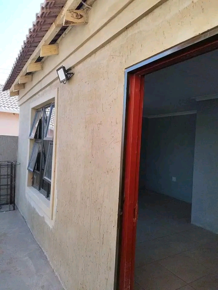 Ensuite room available for rental in ext26 fr  in Protea Glen