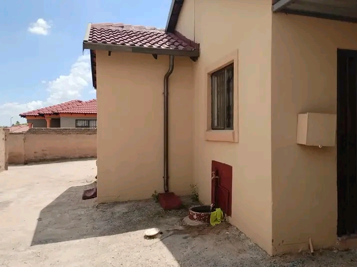 3 bedrooms|1 bath|guest toilet|lounge|kitchen  in Dawn Park