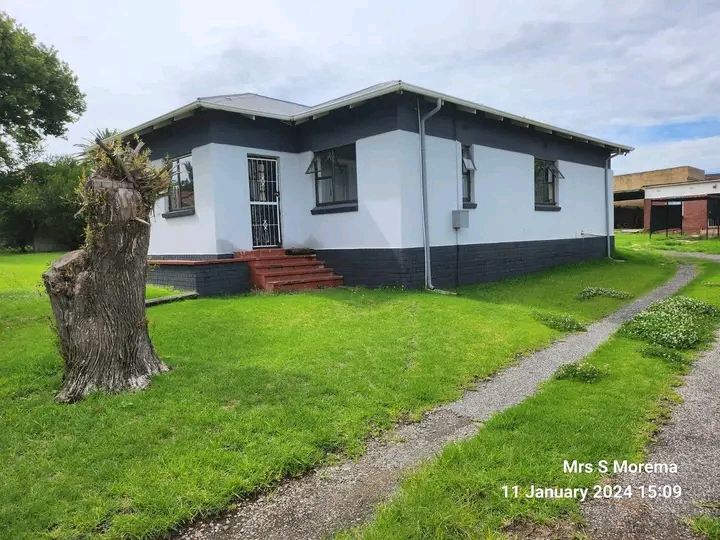 3 fitted bedrooms,fitted kitchen, lounge, sep  in Birchleigh