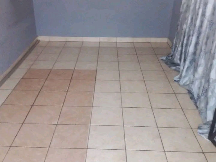 Garage to rent in ext 3 with shared shower no  in Chiawelo