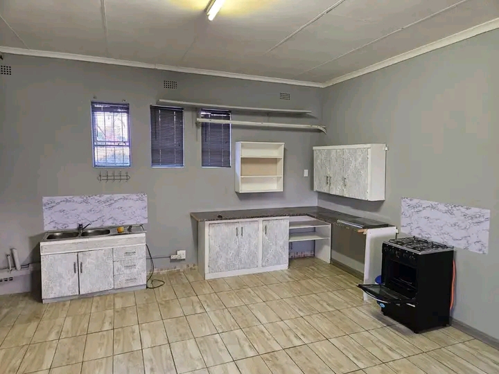 Bedroom cottage for rent in glen marais!
esc  in Kempton Park