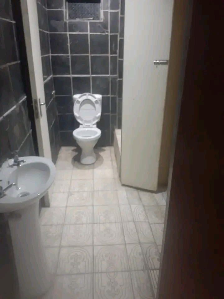 Lovely cottage available 4 grabs!secure with   in Alexandra