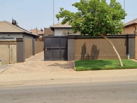A well maintained 2 bedroom house with built-  in Clayville