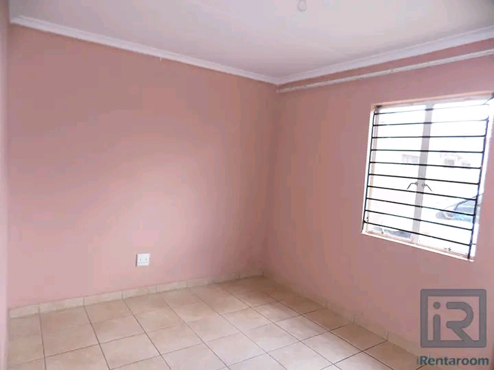 2 bedroom family house available to rent
ren  in Soweto