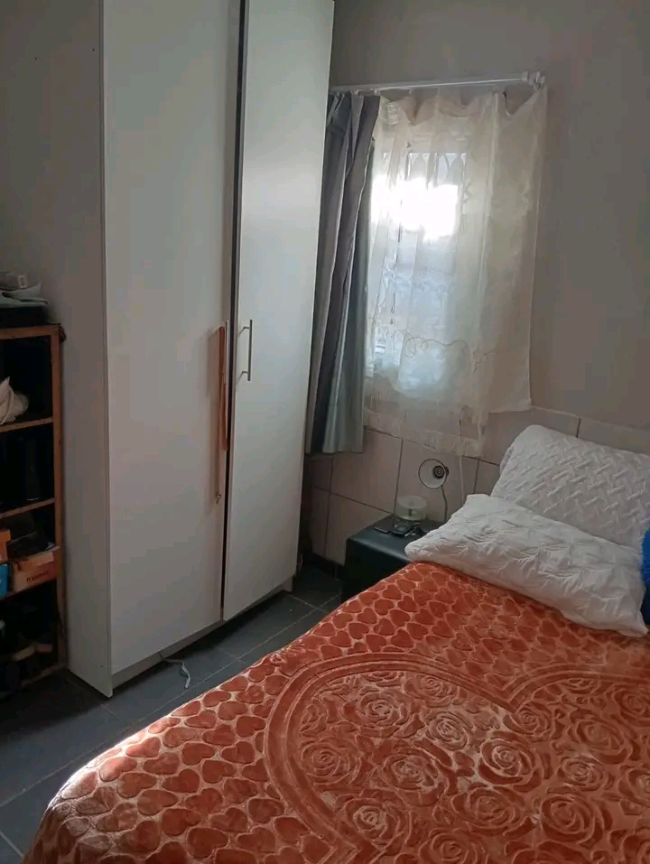 1 bedroom+ sitting room with toilet and showe  in Rosettenville