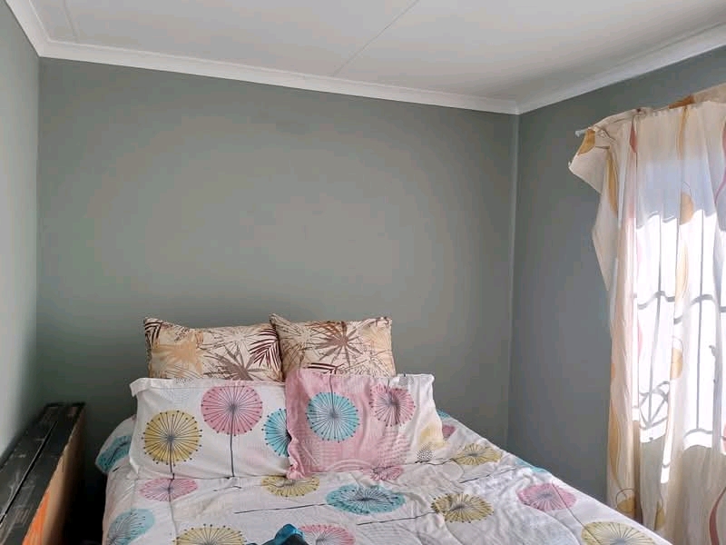 House available to rent 
available for immed  in Dawn Park