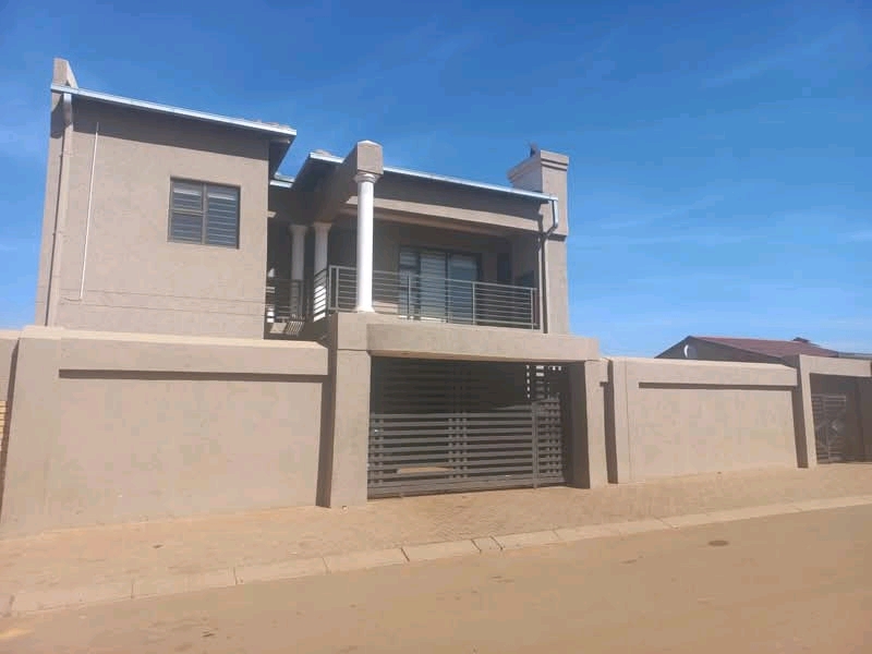 Ensuits available in phase 1 soweto immediate  in Braamfischer