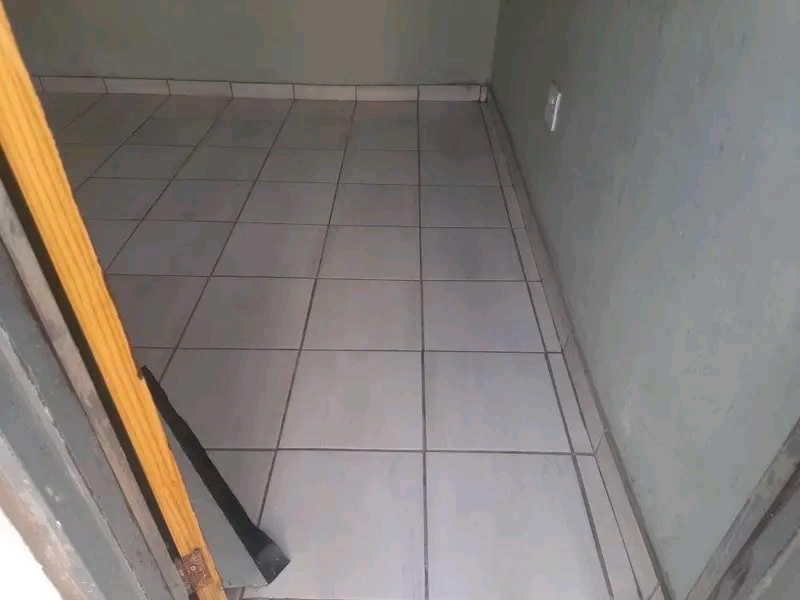 2 separetd  rooms  with tiles   rent  1 is r1  in Tembisa