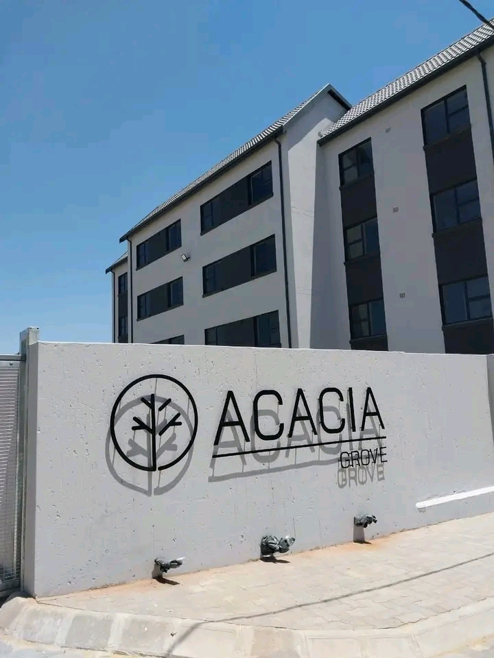 Jhb south 
acacia grove
kitchen fitted 
op  in South Hills