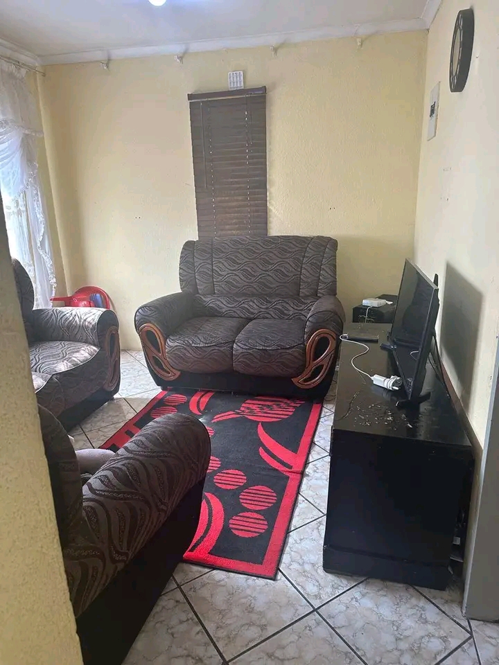 2 bedroom house to rent.
thus calmly house t  in Birch Acres