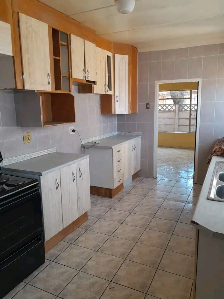 House to rent 
rent r7000(excl water)
depos  in Leondale