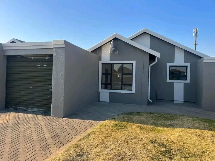 3 bedrooms with bic 
lounge 
kitchen with b  in Windmill Park