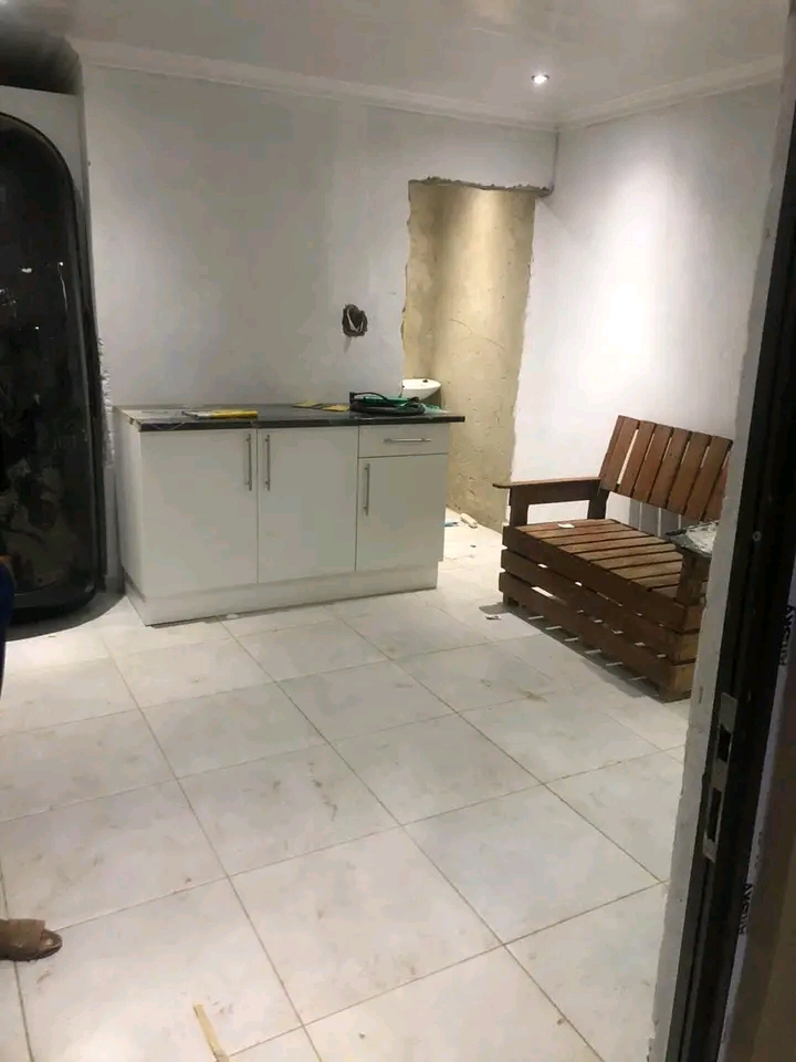 R2600 +1000 deposit flats at mfundo park but   in Vosloorus