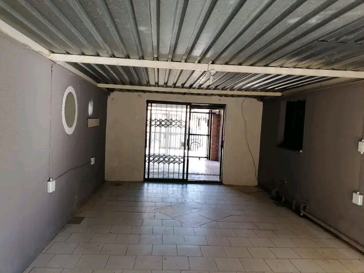 2500 double garage to rent immediately zone 7  in Meadowlands