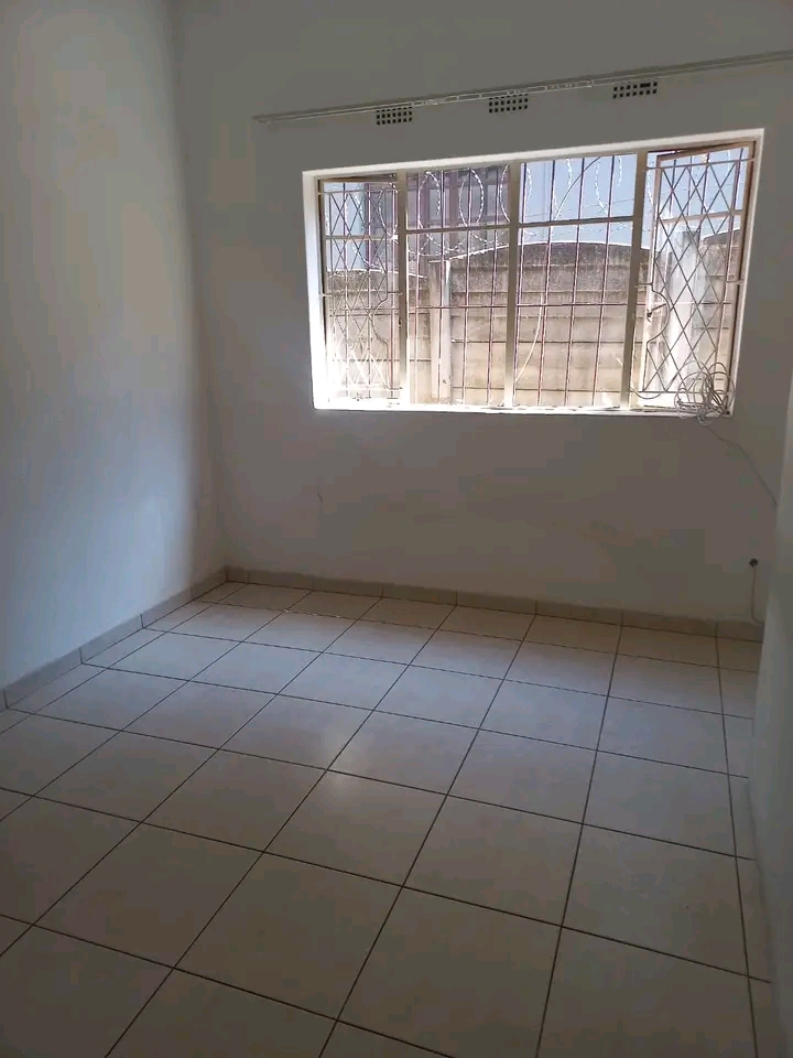 Single inside room to let in persimmon street  in Johannesburg