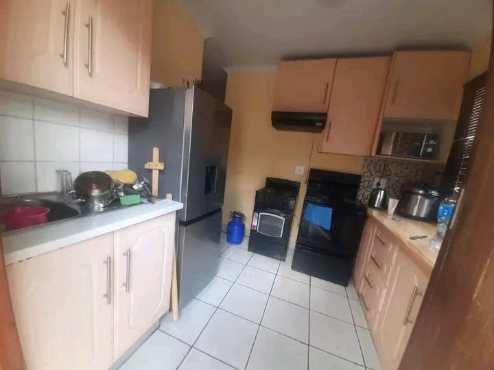 2 bedroom house -with 4 outside rooms -to ren  in Ebony Park