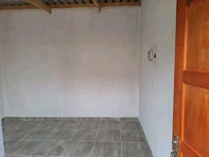 Big room available in xubeni r1000, 5 minutes  in Tembisa