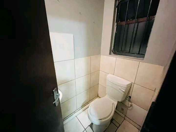 1 spacious bedroom cottage with a fitted wald  in Norkem Park