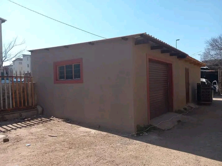 A well-kept 3 bedrooms, open plan kitchen and  in Soweto