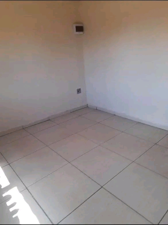 4 rooms house to rent in zone 10

parking s  in Meadowlands