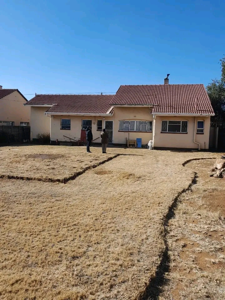 House to rent 
rent r7000(excl water)
depos  in Leondale