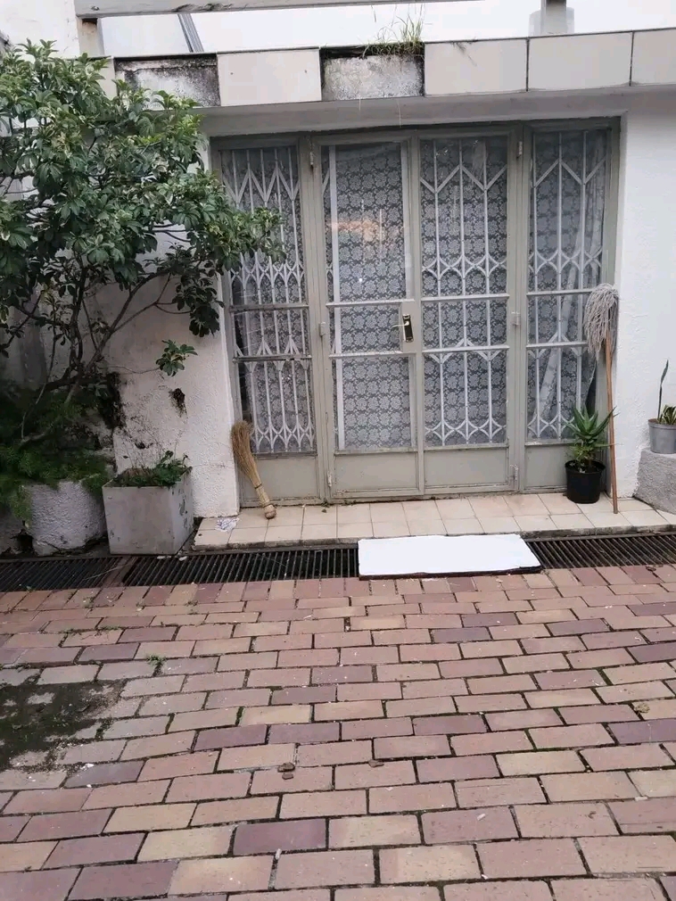 2 bedroom cottage to rent 

parking availab  in Lombardy East