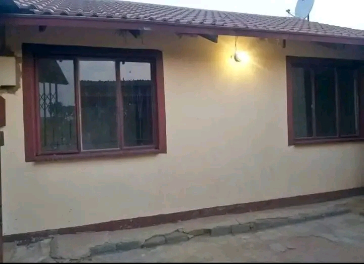 Mtambeka section 2 bedroom house to let
r385  in Tembisa