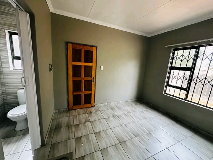 🏠 en-suite to rent
📍 protea glen ext 2  in Protea Glen