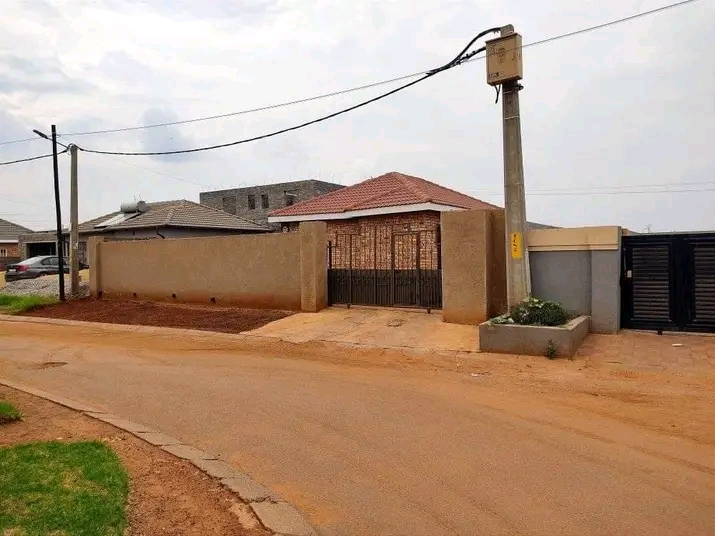 2 bedroom house available to rent immediately  in Lufhereng