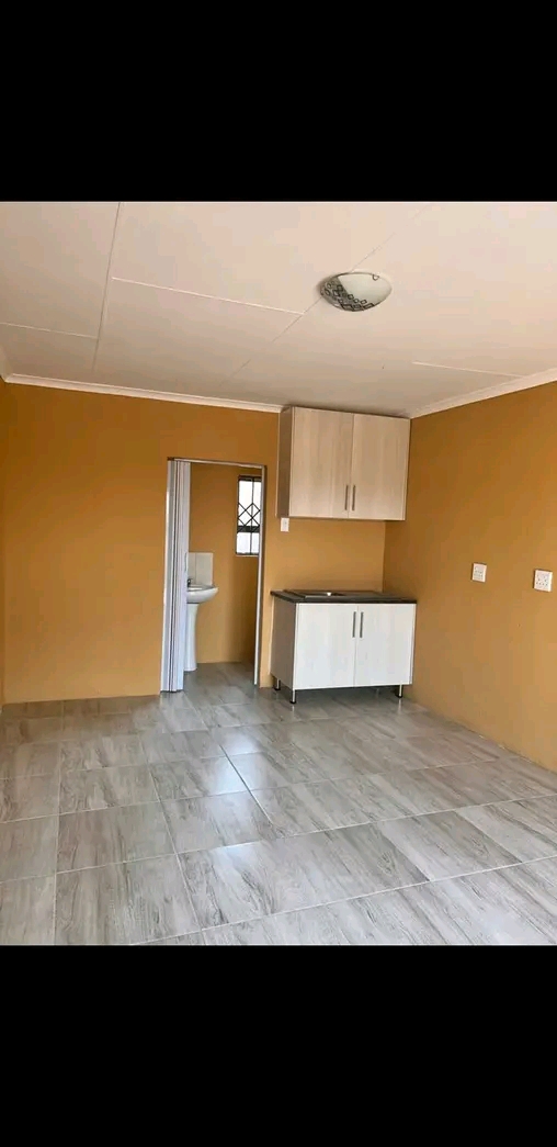 Cottage available for rent in ext 29.

* ow  in Protea Glen