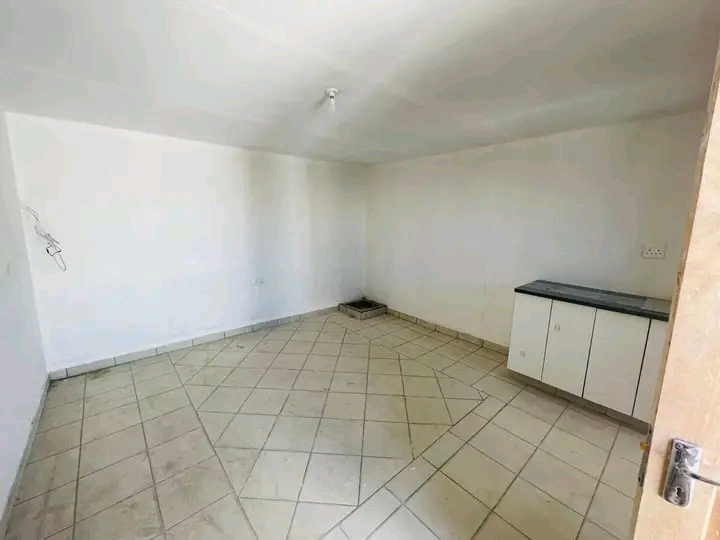 Open plan batchelor cottage with cupboard zin  in Kempton Park