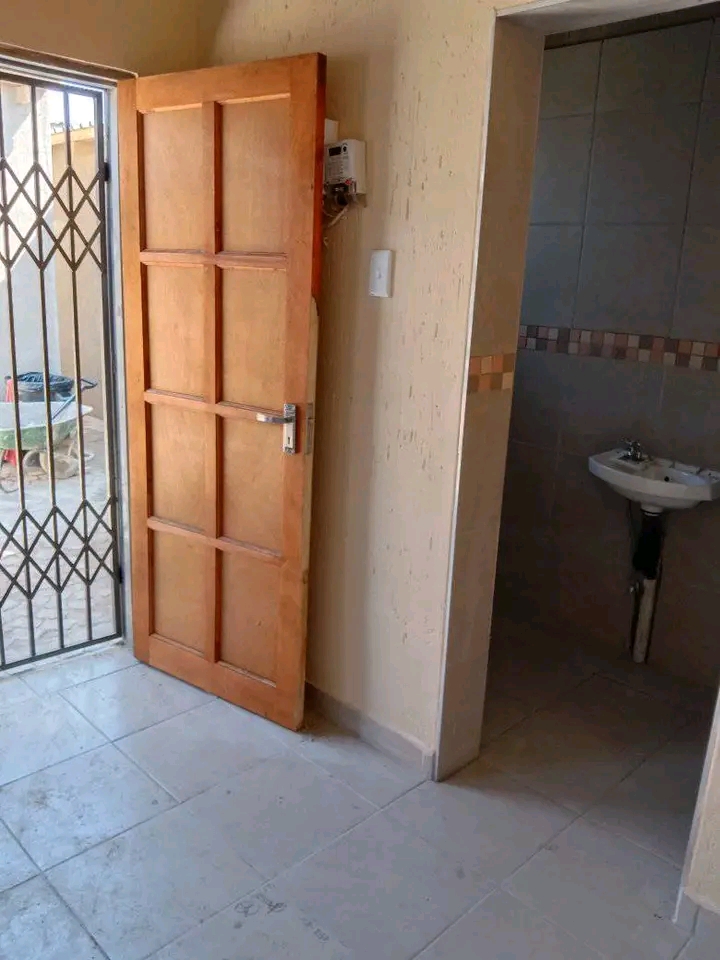 Clean and safe rooms to rent. r1000 deposit r  in Tsakane