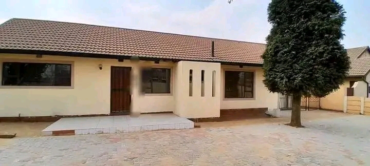 Available immediately 
rental price :r6000 p  in Leondale