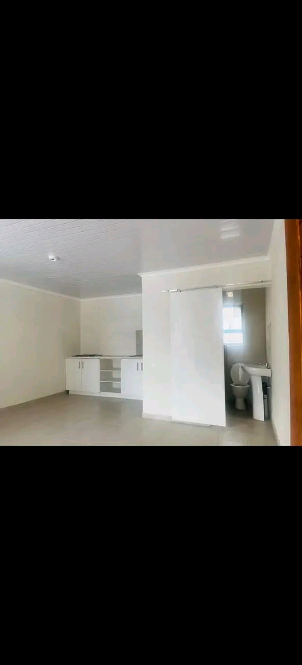 A nice bachelor that comes with  fitted wardr  in Birchleigh North