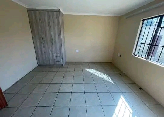 A stunning spacious bachelor with a fitted wa  in Norkem Park