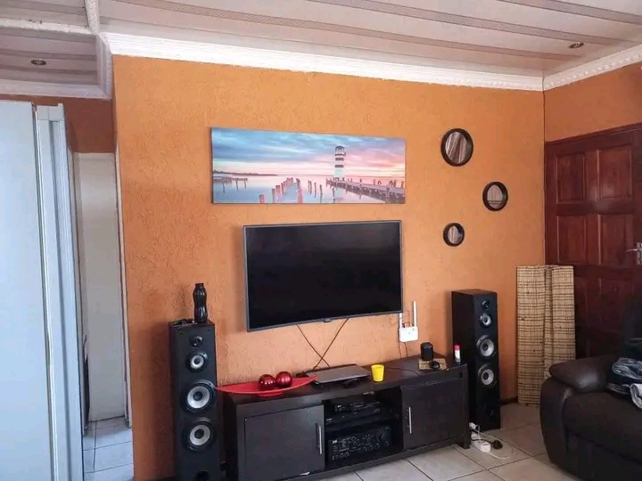 2 bedroom house for rent r4500 per month, own  in Protea Glen