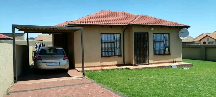 2 bedroomed house available to rent
fitted k  in Dawn Park