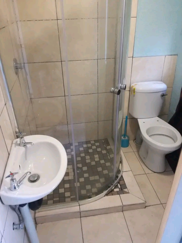 Double room available in zone 5 corner schrad  in Meadowlands