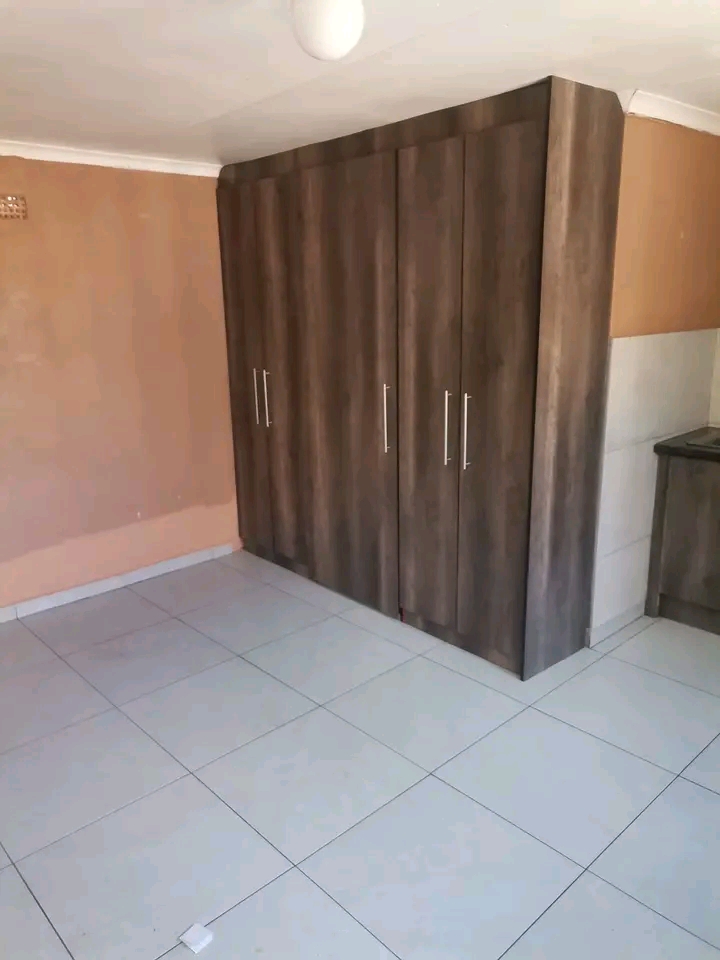 Open plan bachelor 
 available immediately �  in Birch Acres