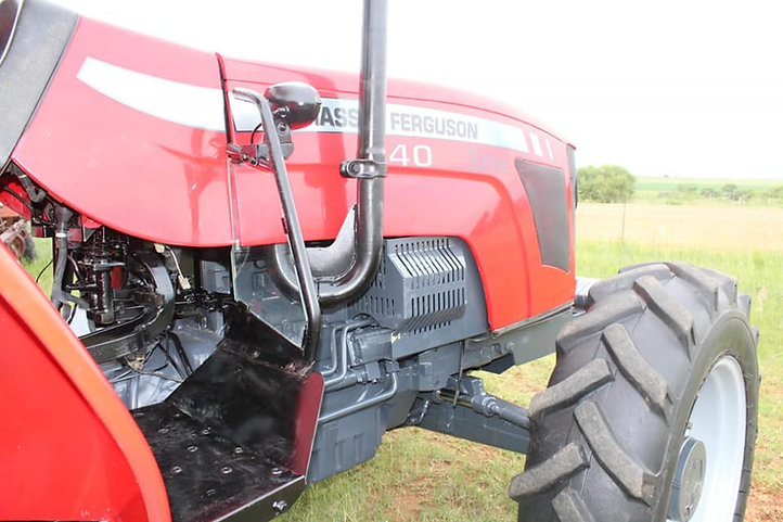  beautiful massey ferguson 440 extra (4x4) fo  in Johannesburg